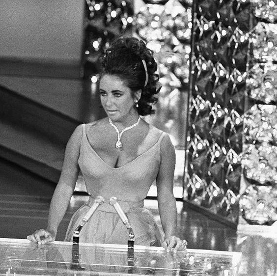 Elizabeth taylor's pear shaped diamond necklace