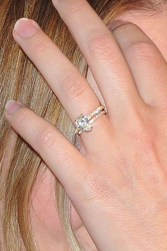 margot robbie's pear-shaped engagement ring