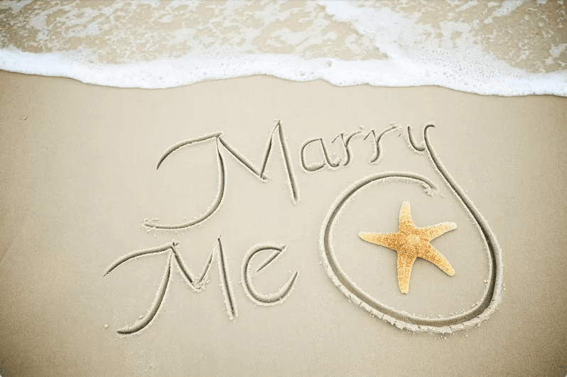 summertime-proposals-creative-ways-to-pop-the-question-at-the-beach  image1