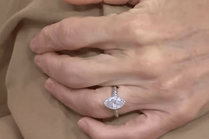 naomi-watts-and-billy crudup-tie-the-knot—see-her-$50K-marquise-diamond-sparkler! image1